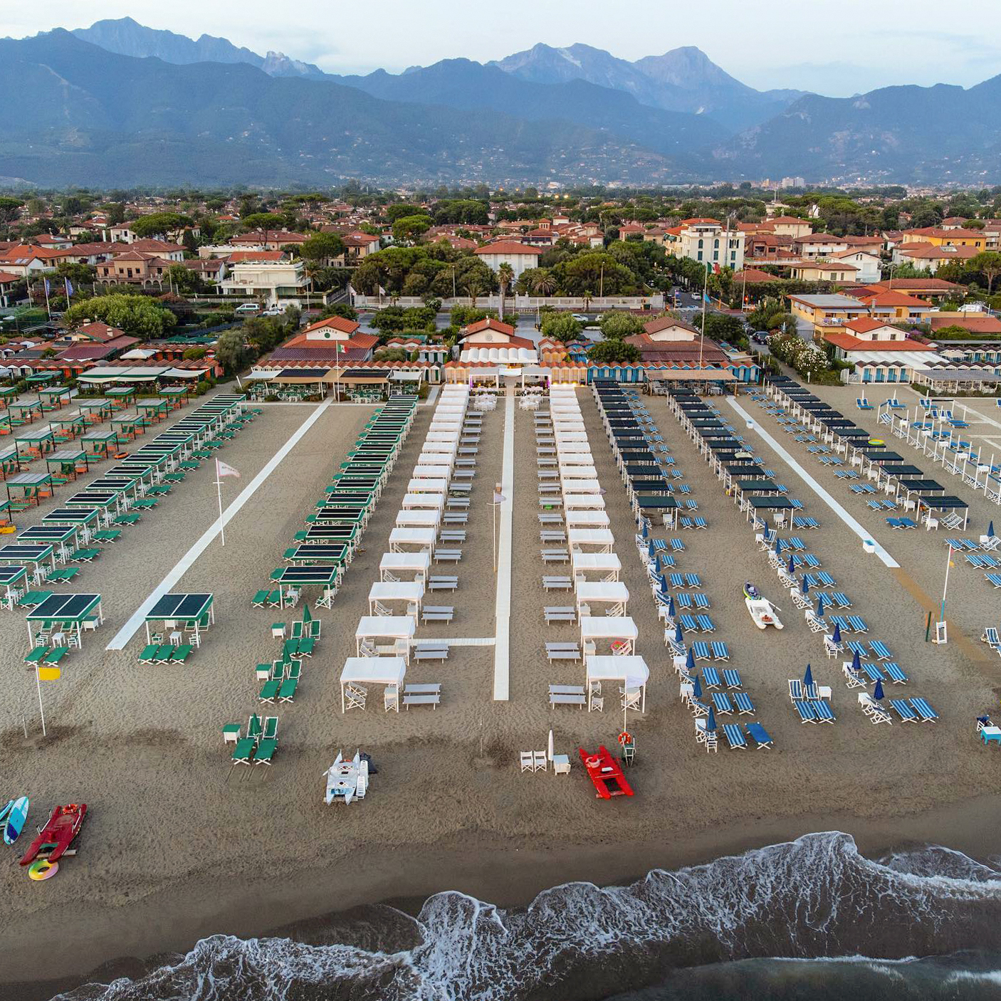 Uno scorcio d'archivio della spiaggia di Forte dei Marmi